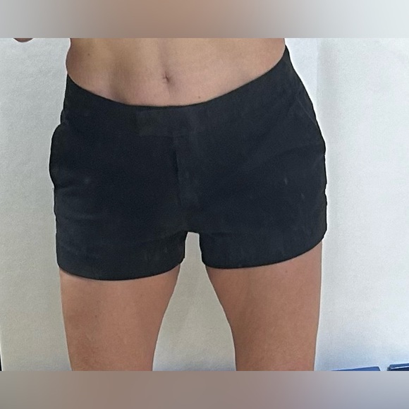 Aritzia Wilfred Women’s low rise black cotton micro cargo shorts. Size 6 - Picture 3 of 13